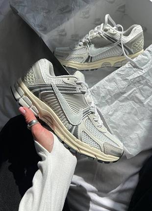 Стильные женские кроссовки nike vomero 5 platinum tint