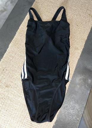 Спортивний суцільний купальник adidas чорного кольору, зручна посадка, ідеально для басейну та активного відпочинку.