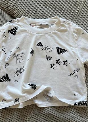 Біла вкорочена футболка adidas
