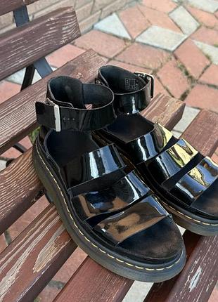 Чорні лаковані сандалі dr. martens