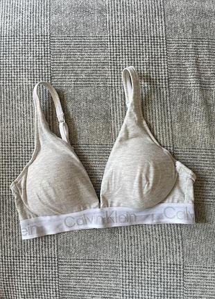 Серый бюстгальтер-топ от calvin klein выполнен из мягкого хлопка р.s