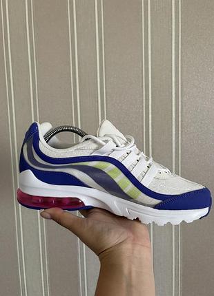 Кросівки nike air max vg-r (артикул dd2968-100) мають білий сітчастий верх із синіми та салатовими акцентами