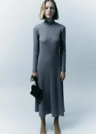 Платье zara серое в рубчик длинный размер s