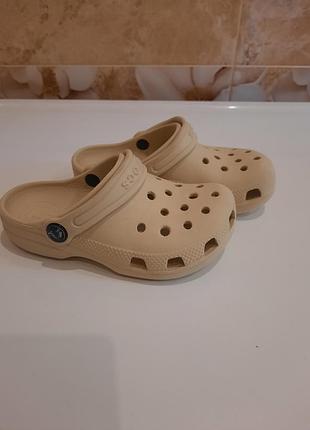 Крокси для дівчинки.
