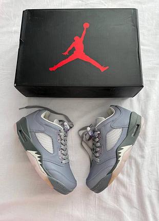 Стильні жіночі кросівки air jordan 5 retro low indigo haze