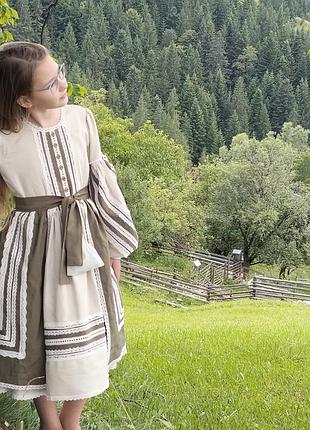 Сукня вишиванка для дівчинки етно льонова брендова lolya бежева оливкова з фартухом.