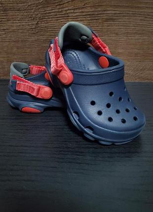 Дитячі сабо crocs kids' classic all-terrain clog у темно-синьому кольорі (navy) з червоними елементами.