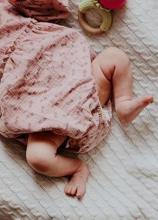 🌸пудровий ромпер-пісочник для дівчинки 🌸легкий та повітряний боді-сукня у ніжному рожево кольорі з дрібним квітковим принтом 💕 next, 62 розмір .