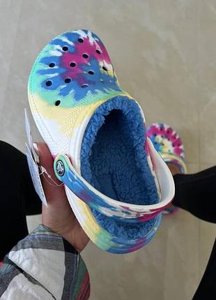 Утеплені crocs classic lined tie-dye clog оригінал