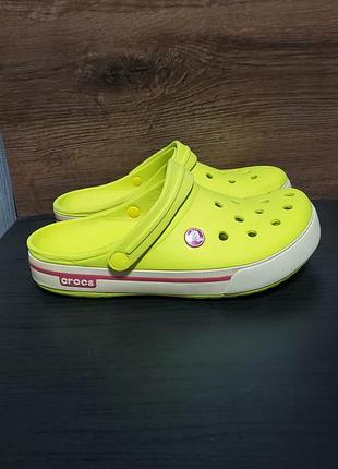 Сабо crocs crocband ii.5 clog в яркой неоновой расцветке tennis ball green / vivrant violet.