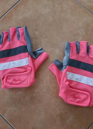 Велосипедні рукавички rapha brevet mitts у яскраво-рожевому кольорі з фірмовим логотипом.
