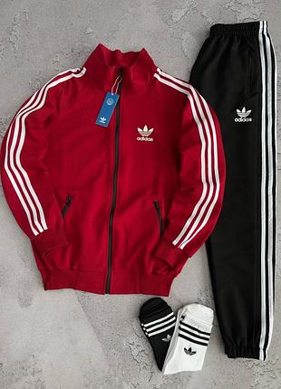 Костюм adidas: кофта-штани
2 пары носков в подарок!