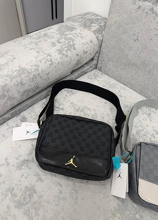 Сумка от бренда jordan monogram crossbody bag