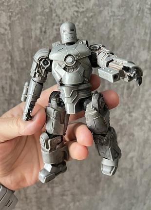 Фигурка железного человека mark i (первая броня) от компании hasbro, выпущенная в 2008 году
