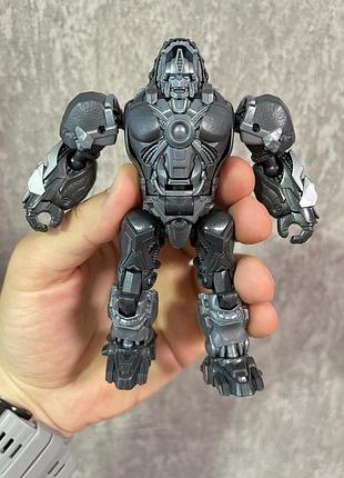 Фигурка оптимуса праймала (optimus primal) из фильма «трансформеры: восстание зверей».игрушка выпущена компанией hasbro.