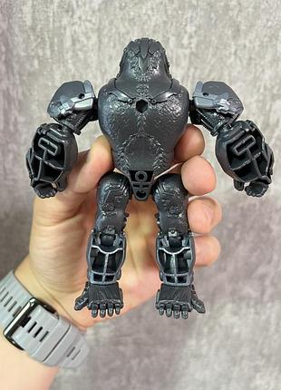 Фигурка оптимуса праймала (optimus primal) из фильма «трансформеры: восстание зверей».игрушка выпущена компанией hasbro. 2