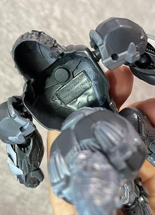 Фигурка оптимуса праймала (optimus primal) из фильма «трансформеры: восстание зверей».игрушка выпущена компанией hasbro. 4