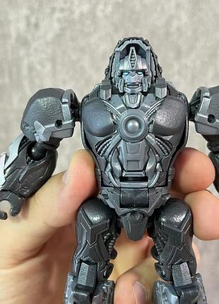 Фигурка оптимуса праймала (optimus primal) из фильма «трансформеры: восстание зверей».игрушка выпущена компанией hasbro. 3