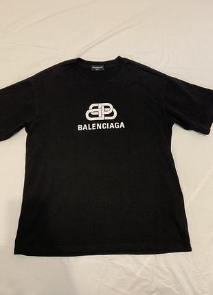 Чорна бавовняна футболка balenciaga з характерним білим принтом міжблокового логотипа bb mode / interlock bb. розмір м