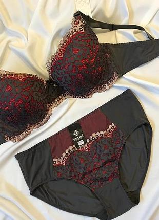 Привабливий комплект на чашку d 85, 90, 95.