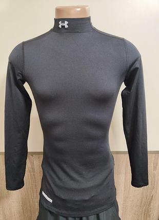 Черный компрессионный лонгслив under armour с длинными рукавами и воротником-стоичкой.