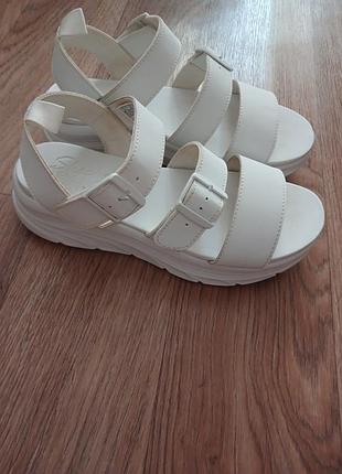 Босоніжки clarks жіночі білого кольору розмір 40