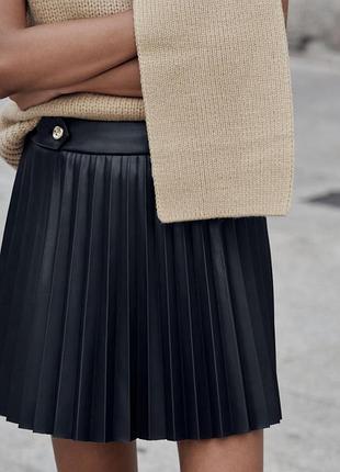 Коротка спідниця зі штучної шкіри від zara, розмір s