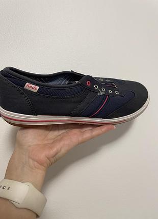 Жіночі кеди keds виконані у темно-синьому кольорі з малиновим акцентами мʼяка дихаюча  підкладка ,мʼяка устілка ,підошва гнучка