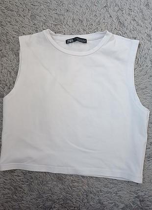 Базовый укороченный белый топ без рукавов от бренда zara.
