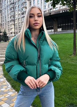 Зелена тепла коротка зимова куртка пуховик з гумкою знизу та кишенями на блискавці (пуффер), 48-50