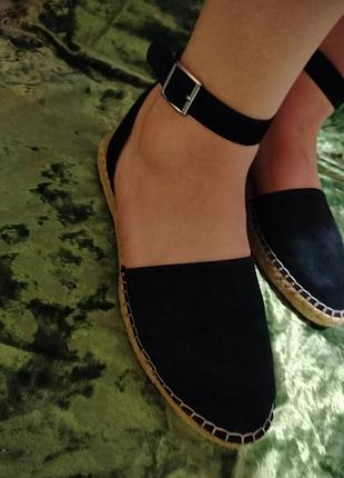 Женские эспадрильи от steve madden выполнены изнатуральной черной замши
стелька 27см
41размер
б/у