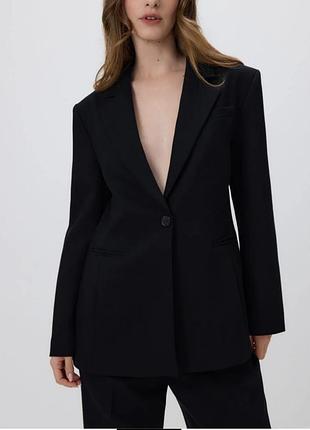 Блейзер h&amp;m из смеси льна имеет классический однобортный крой с одной пуговицей.