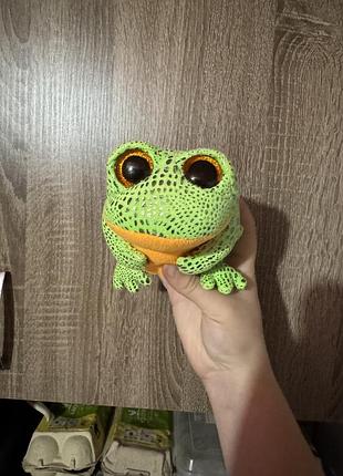 М'яка іграшка жабеня speckles бренду ty, що має яскраві помаранчеві очі та зелене тіло з цятками