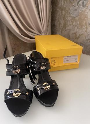 Жіночі лакові босоніжки fendi