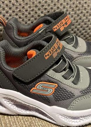 Снікерси sketchers кросівки skechers meteor-lights krendox у сірому кольорі.