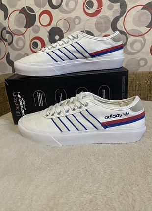 Оригінальні кросівки adidas унісекс