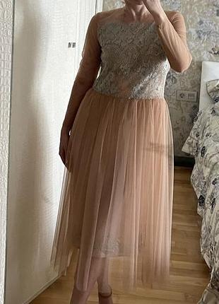 Вечірнє плаття зроблено під заказ з камінцями swarovski, кружевна тканина valentino. підійде під розмір s/m.