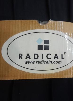Набор из двух белых мраморных рюмок для шотов бренда radicaln имеет ручную работу и подходит для подачи алкогольных напитков.