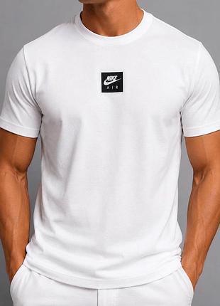 Чоловіча літня футболка nike air max із 100% натуральної бавовни. модель поєднує стриманий мінімалізм спереду та ефектний дизайн на спині.