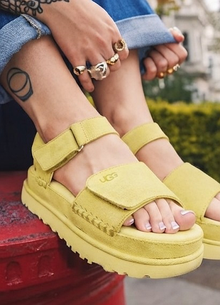Замшевые босоножки лимонного цвета ugg