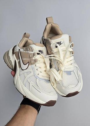 Nike v2k run
•white / light beige / brown•
