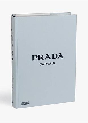 Книга "prada catwalk" нова, запакрвана. італійською.