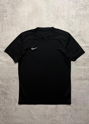 Ориігнальна чоловіча чорна футболка nike в ідеальному стані розмір м