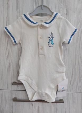 Брендовый нарядный боди m&amp;s peter rabbit с красивым воротничком и брендированной вышивкой для мальчика 3-6м