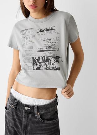 Укорочений топ кроп bershka сірий бавовняний широкий з написами