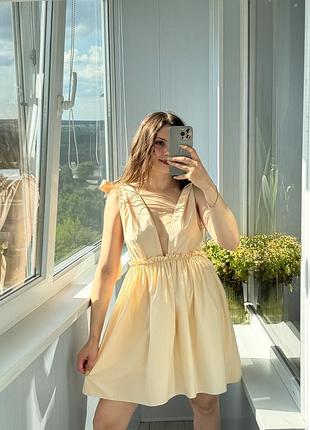 Блідо-персикова сукня з відкритою спинкою та глибоким декольте 1+1=3