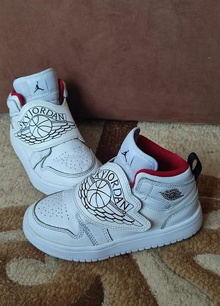 Кроссовки nike sky jordan 1 (ps). 29.5 размер, белого цвета, из натуральной кожи. оригинал!