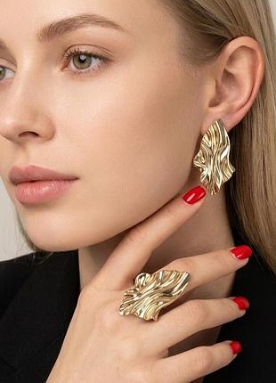 Комплект серьги и кольцо в золотые мятое золото