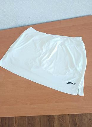 Белая теннисная спортивная юбка-шорты (скорт) от бренда slazenger
