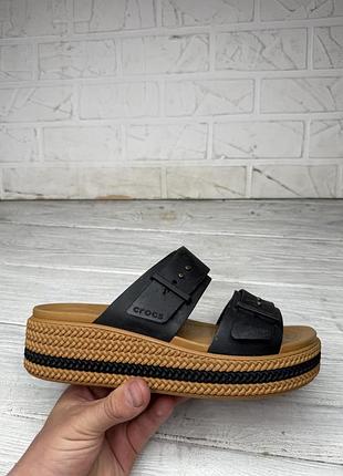 Модные женские шлепки сандали crocs brooklyn woven buckle